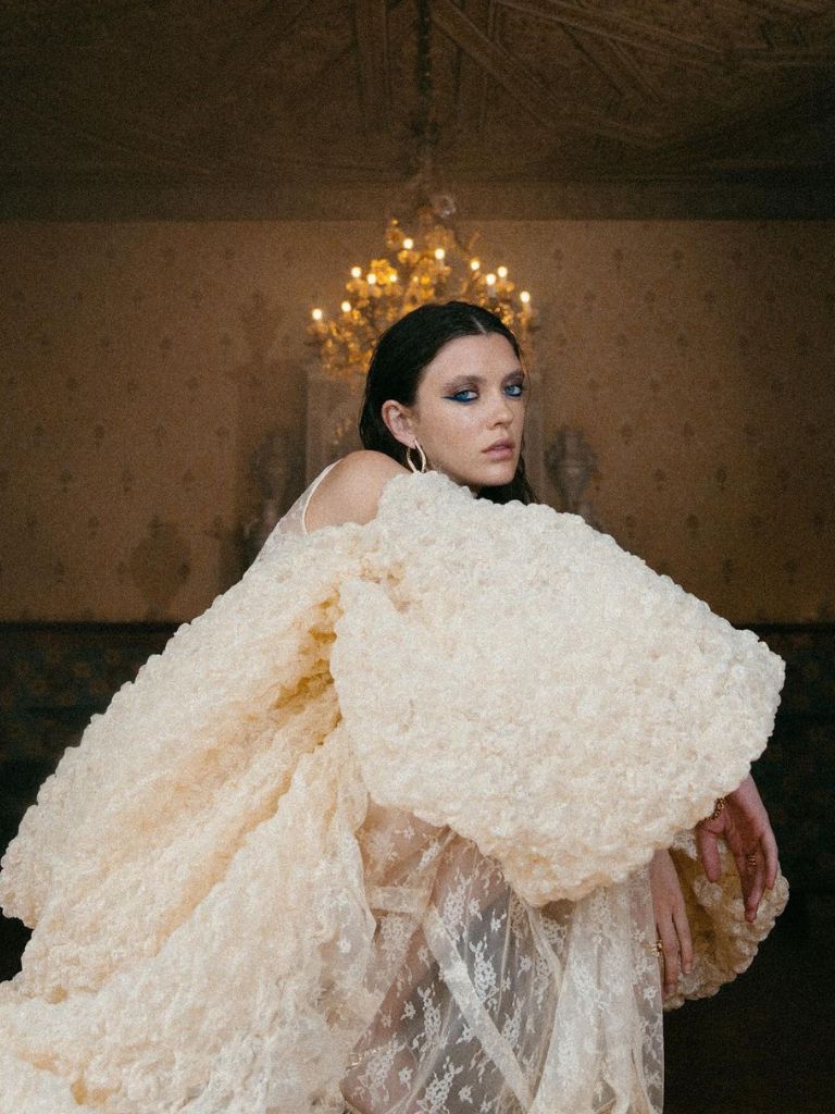 Vestido de novia con flores de Sophie et Voilá